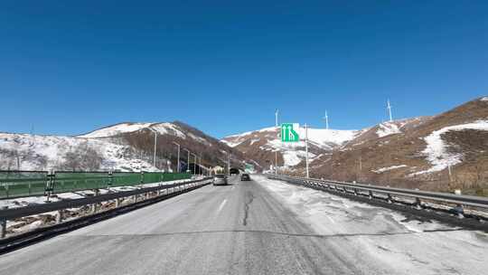 第一视角开车行驶在雪后公路 车窗外雪景