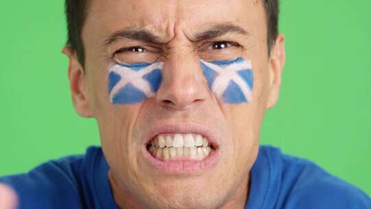举着苏格兰国旗的人被裁判打乱了视频素材模板下载