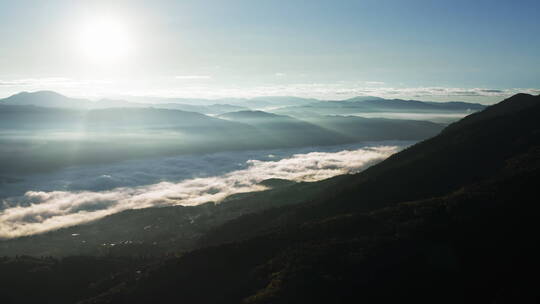 日出时的山川云雾