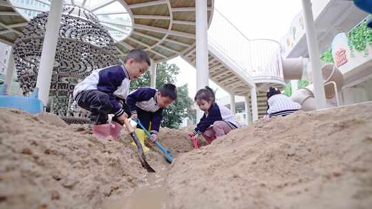 幼儿园老师和小孩欢乐玩耍