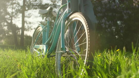 推着自行车在草地上行走