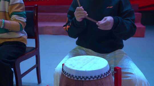 人物舞台击鼓素材/舞台唱戏敲锣打鼓