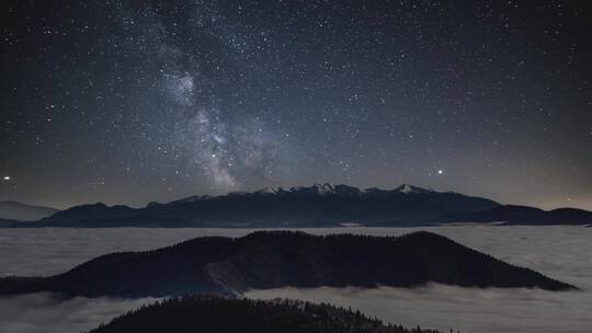 延时冬季群山上空星夜中的银河系