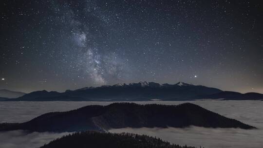 延时冬季群山上空星夜中的银河系视频素材模板下载