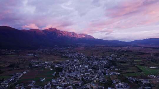 航拍丽江束河古镇白沙古镇和玉龙雪山
