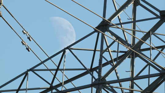 白天月亮月球国家电网高压电塔