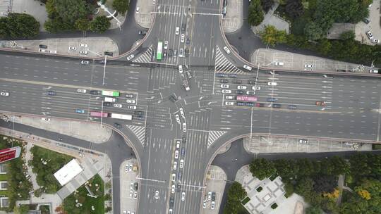 城市交通交叉路口车辆行驶航拍视频素材模板下载