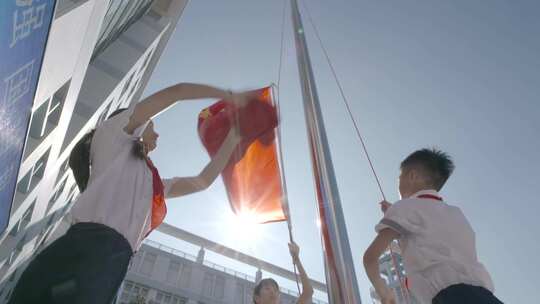 唯美小学生贵族学校少先队员敬礼升旗仪式