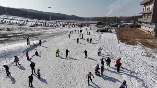 航拍怪坡滑雪场人气人群 雪上运动