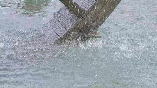 水车局部特写：滚动击打水面激起水花的景象