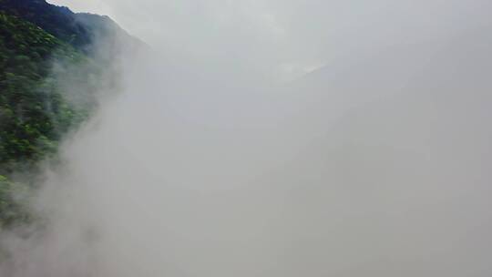 大山山脉云雾里航拍前进看到山路村庄