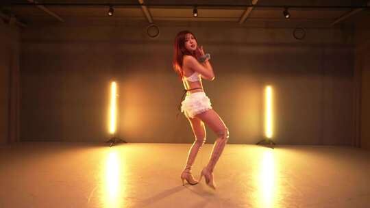 美女跳舞音乐Sensational视频素材模板下载