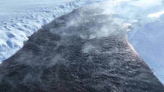 冰雪覆盖雪原有一处冒着热气的水域