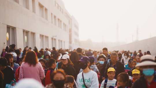 学校门口接孩子的人群