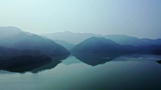 平静湖面和重峦叠嶂的山脉