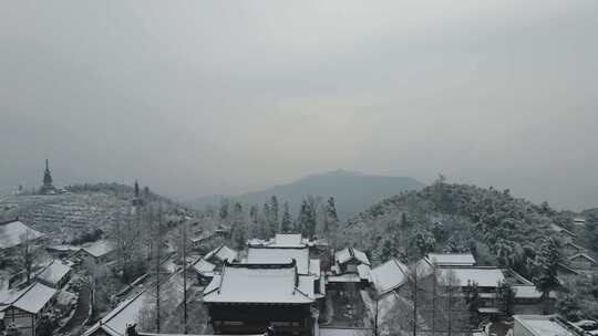 航拍杭州径山寺中式古建筑寺庙山顶森林雪景