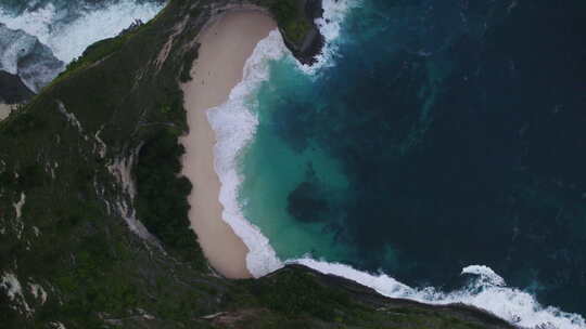 无人机在巴厘岛凯灵金海滩上空拍摄，海水湛