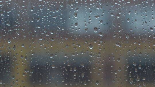 雨中的玻璃幕墙