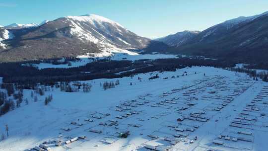 新疆喀纳斯雪景-山影前行