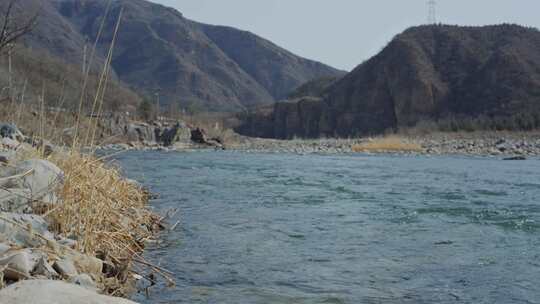 冬季大山河流