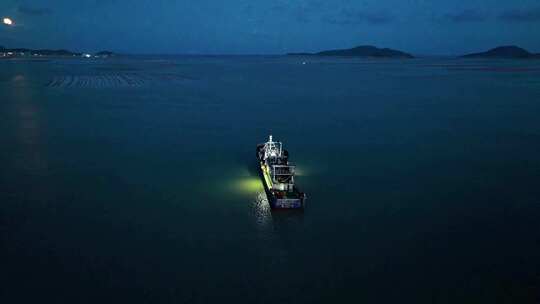 航拍夜晚海岸边的捕鱼船舶 船 船只