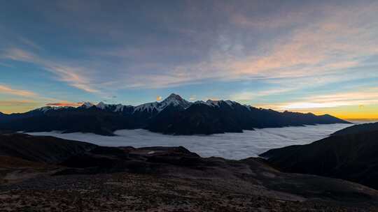 贡嘎雪山日照金山延时