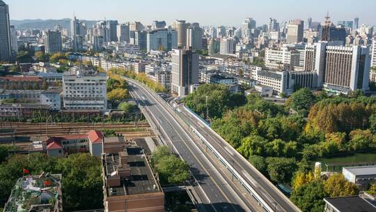 杭州高架桥车流川流不息与城市天际线