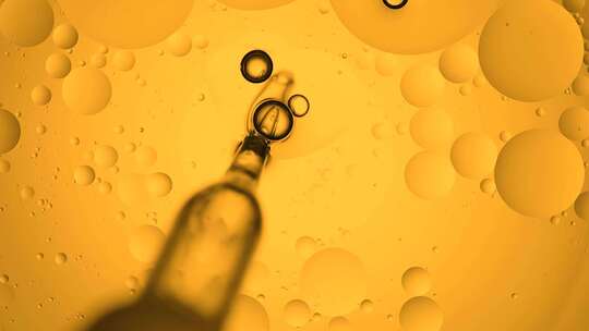 水中的金黄色油分子流动