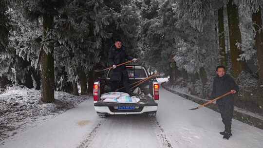 寒潮冬天下雪的村庄田野