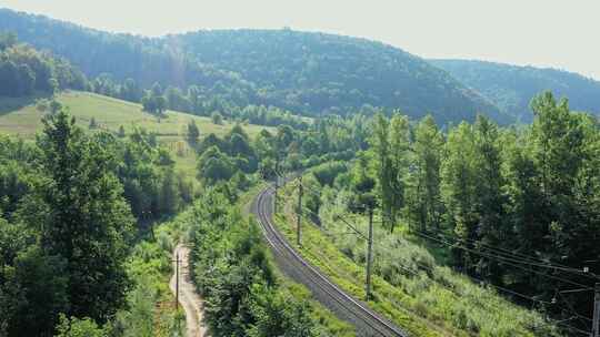 夏季绿色景观中的铁路