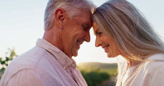 老两口，额头摸和户外为爱情和婚姻，退休与