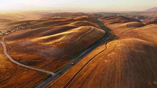 航拍夕阳下的沙漠公路道路