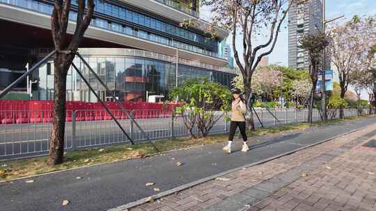 女子在城市街道步行画面