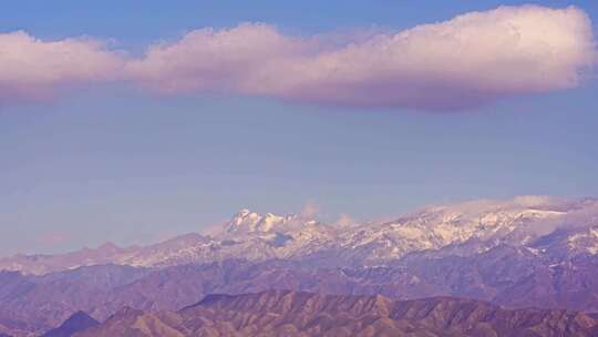 中国新疆天山山脉博格达峰雪山延时