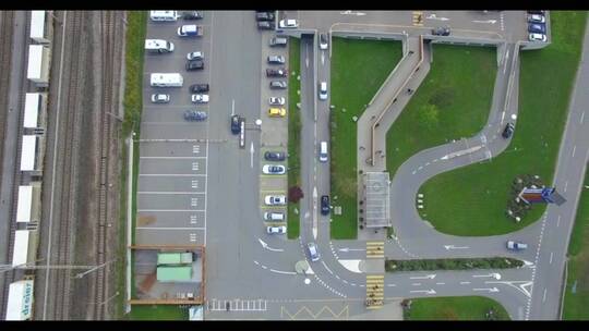 空中无人机拍摄天桥路路口停车场铁路附近