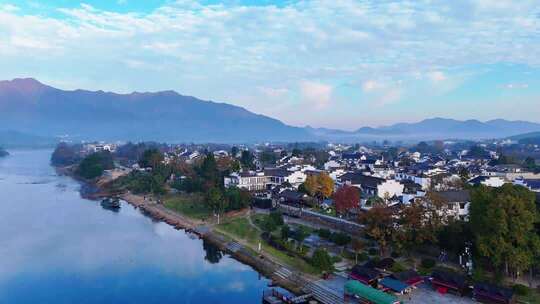 航拍安徽宣城泾县桃花潭两岸景区的唯美晨景