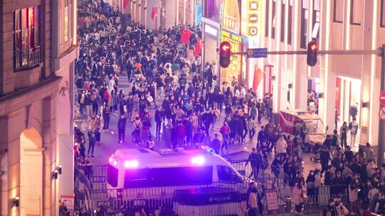 广州北京路步行街夜晚人潮汹涌视频素材