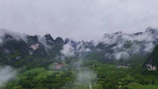 唯美云雾萦绕的大山