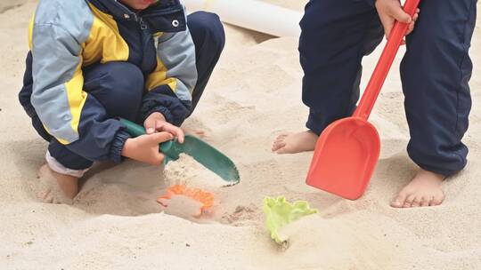 4k实拍幼儿园小朋友沙滩玩沙
