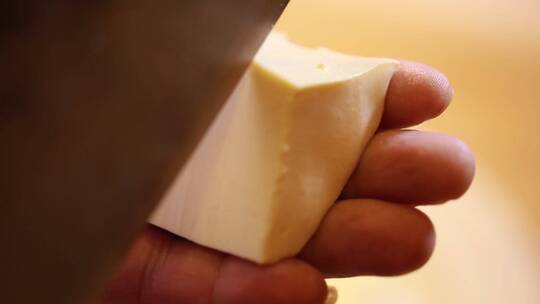 厨师切南豆腐嫩豆腐块 (8)视频素材模板下载