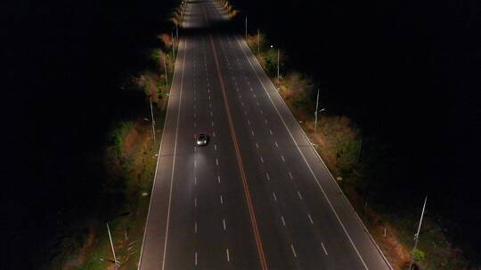 夜晚安静的马路上行驶车辆