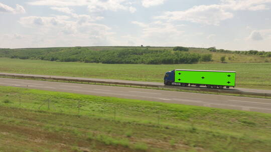 高速上行驶的货车绿幕