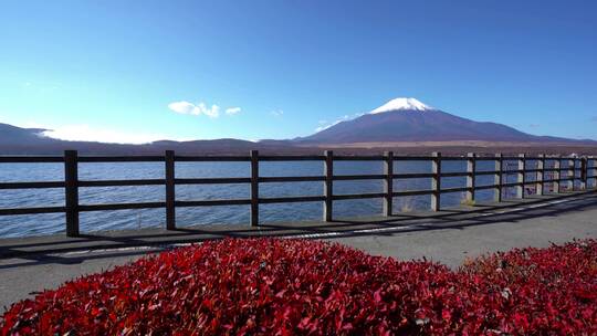 多云雪山山峰美景