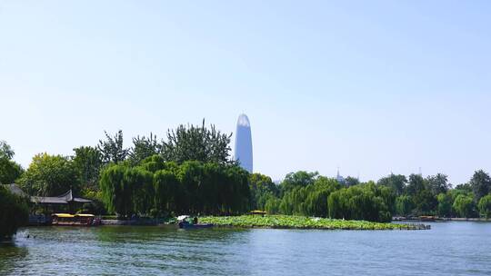 山东济南大明湖公园景区湖面景色与游船游客