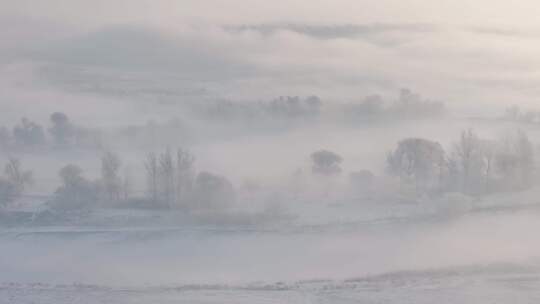 雾气弥漫的冬日雪景俯瞰全景