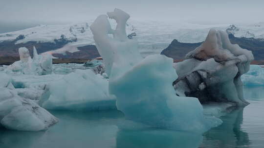 冰岛约库尔萨隆冰川泻湖，有冰山和流动的冰