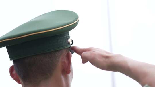 军人向国旗敬礼视频素材模板下载