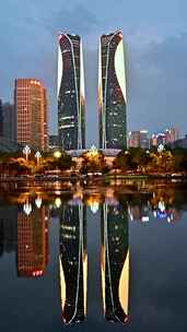 成都天府国际金融中心双子塔夜景