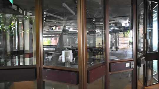 玻璃旋转门后的室内场景 NTU小笼包The Hive