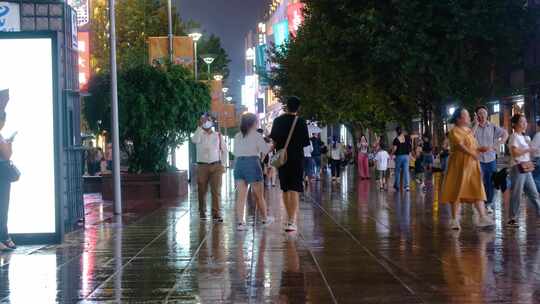 夜晚城市街道街头人流行人街景夜景逛街素材